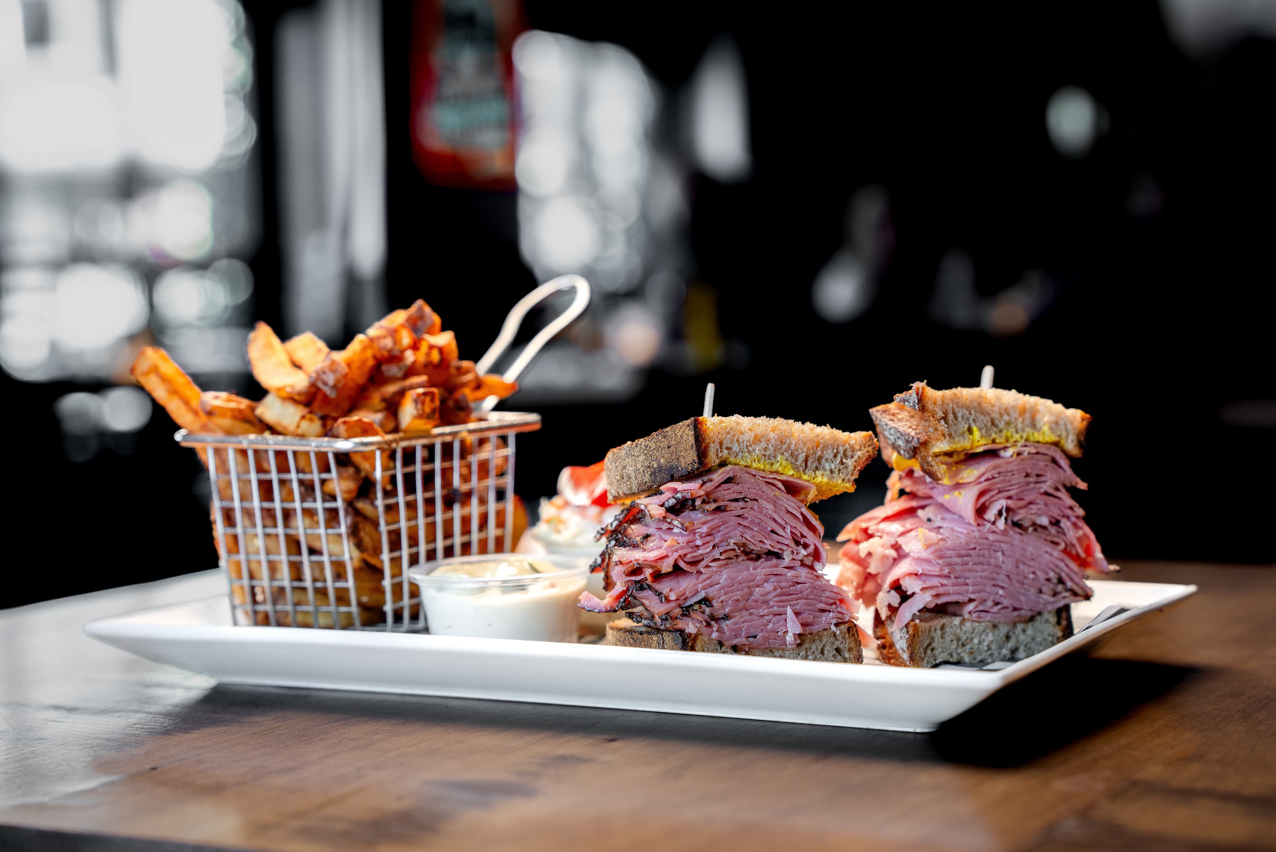 SMOKED MEAT DE MONTRÉAL Entrées, menu, plats savoureux, desserts, restaurant Moe’s